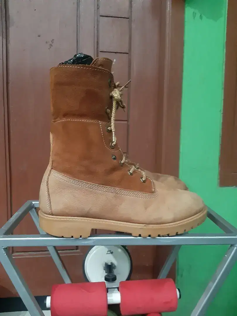 Timberland boots size 38 dan 40 .landrover 42