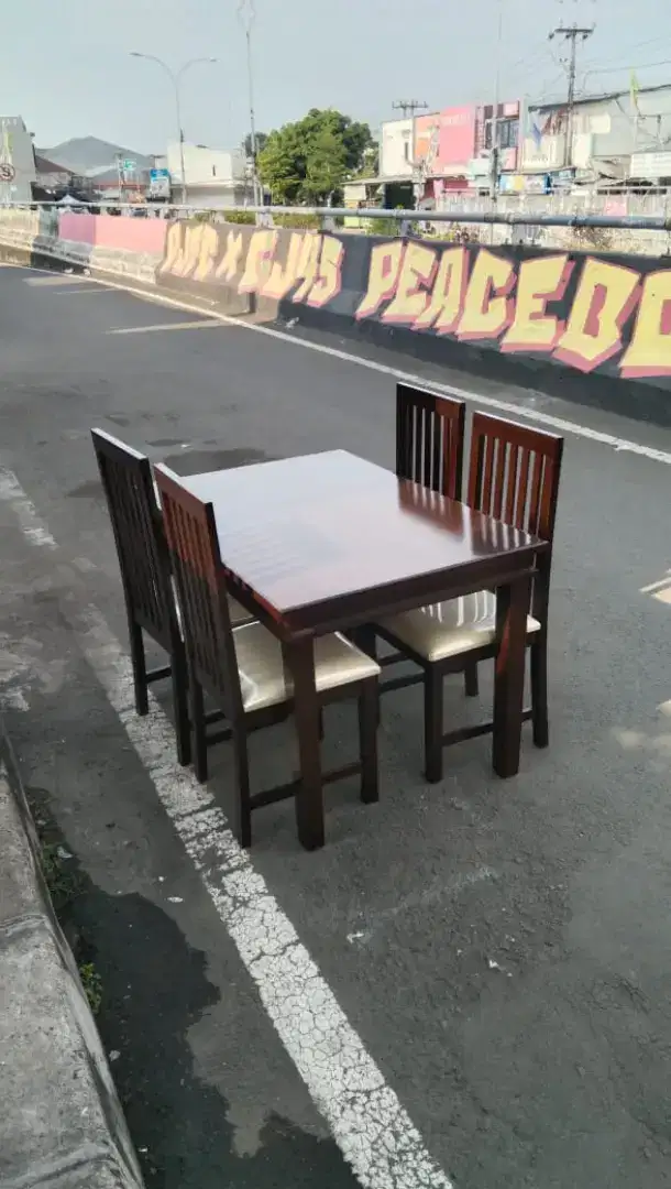 Meja makan kayu 1 set 4 kursi
