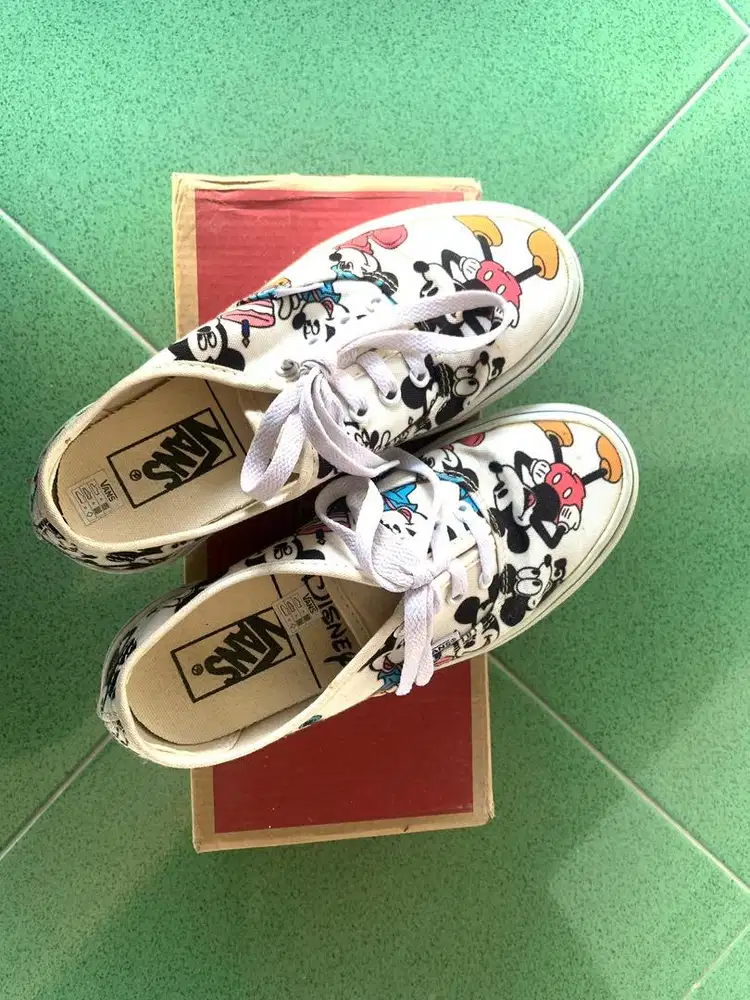 Sepatu Vans X Disney
