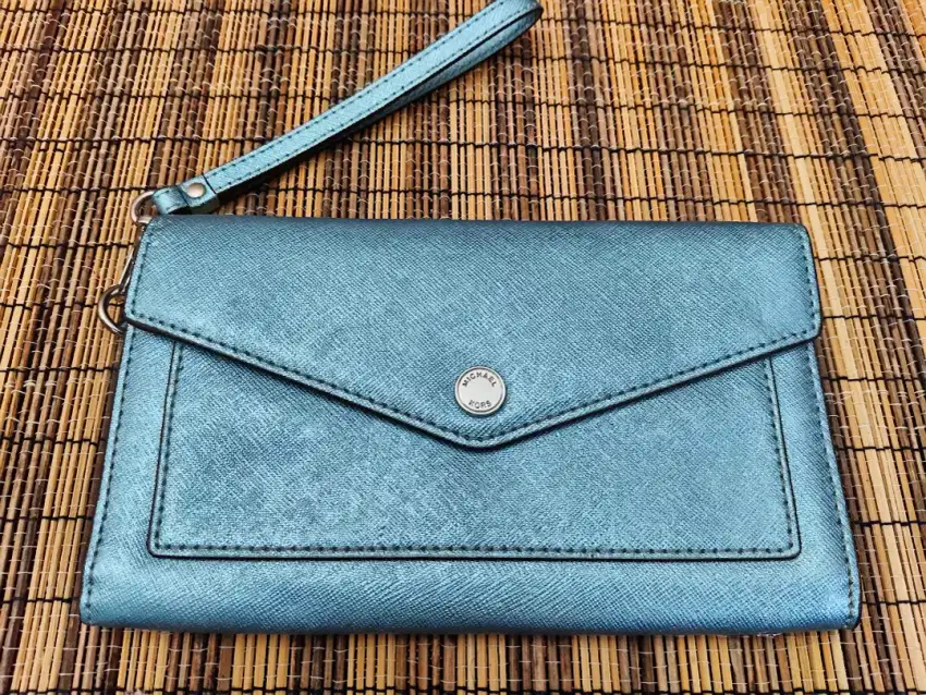 MK  JET SET LARGE METALLIC ENVELOPE WRISTLET