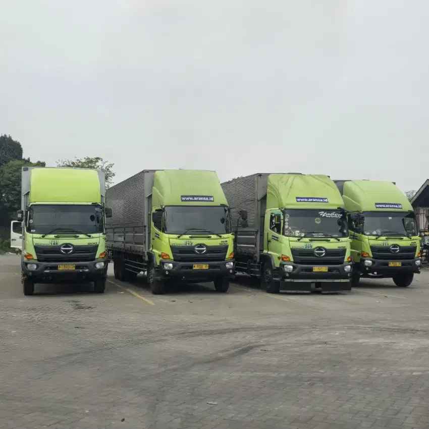Tronton wingbox sewa harian bulanan tahunan lepas kunci