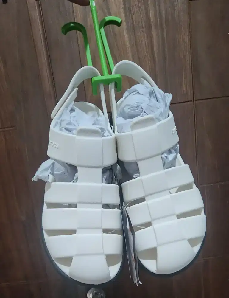 Sandal Crocs Stomp Fisherman warna putih chalk