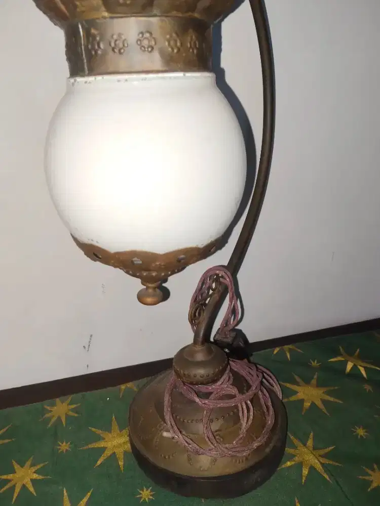 Lampu meja antik