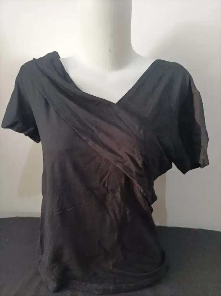 Kaos wanita warna hitam