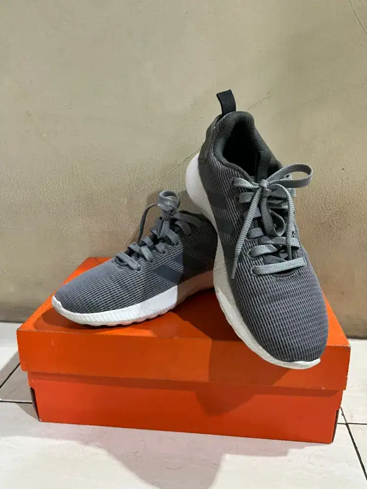 Sepatu running adidas