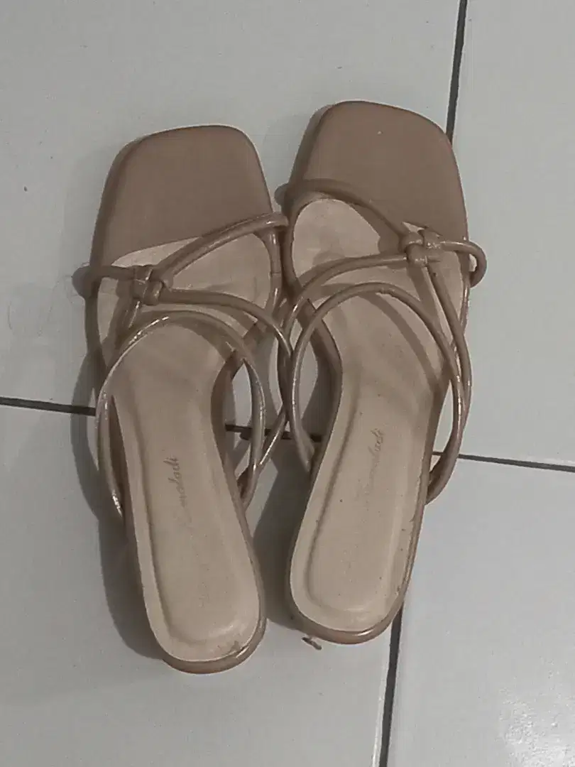 Preloved sendal yongki komaladi size 40