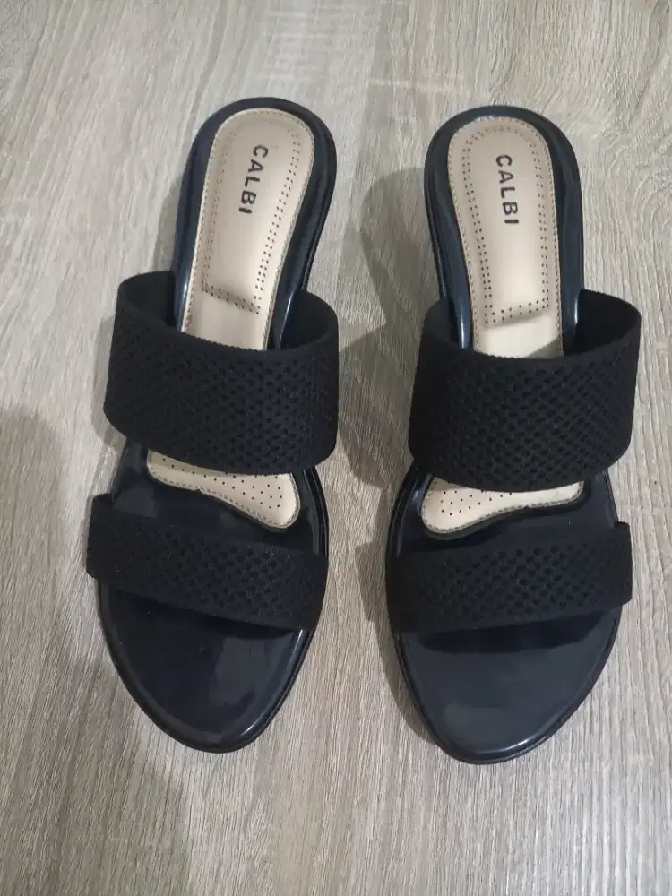 Sepatu wanita warna hitam ukuran 40