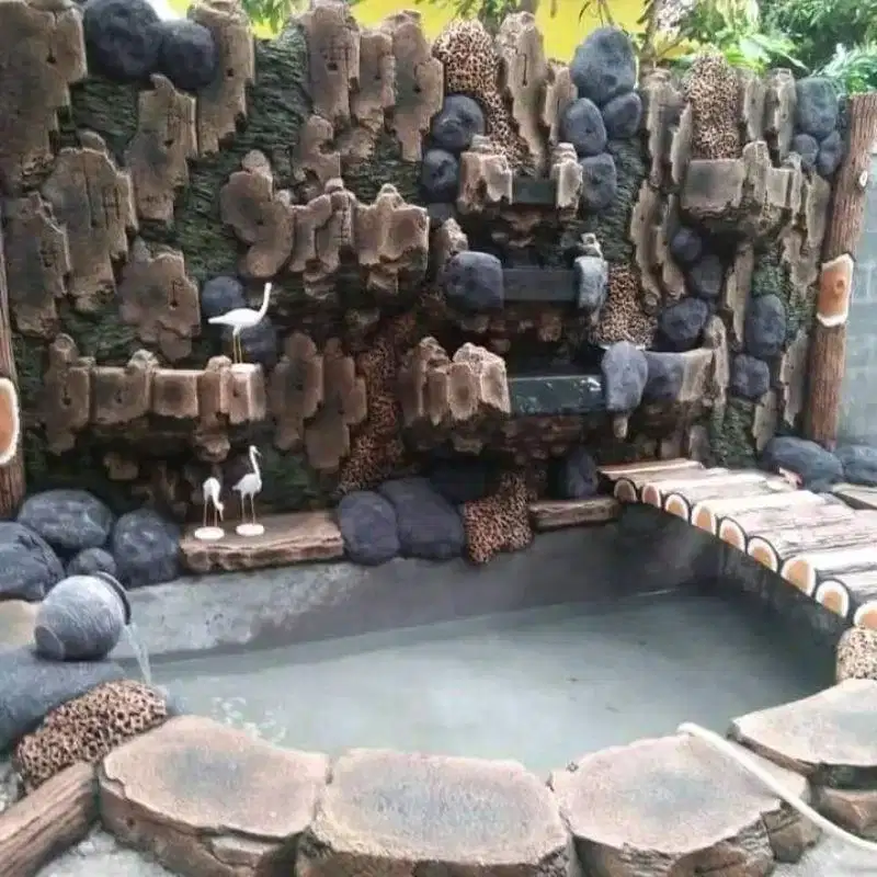 Kolam ikan relief tebing