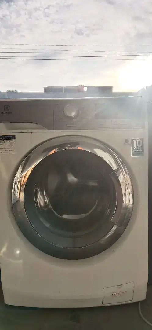 Mesin cuci front loading bekas, masih berfungsi normal