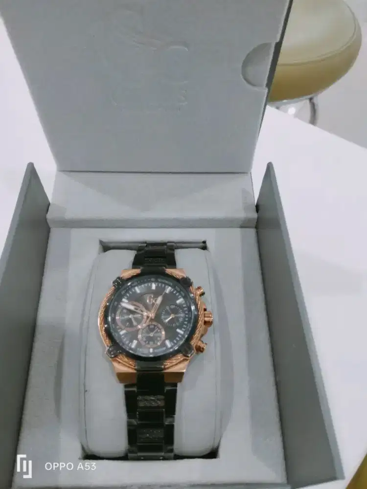 Jam tangan wanita Guess