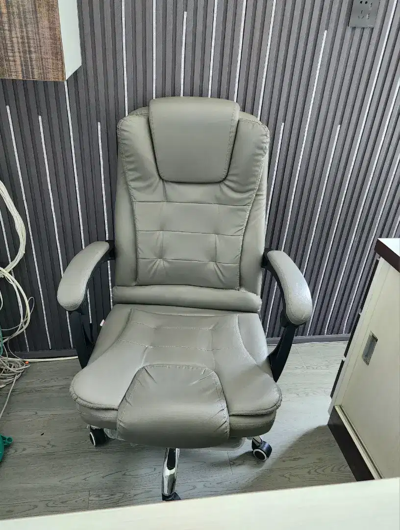 Kursi Kerja Kantor Direktur Direksi Sandaran Kaki Roda Grey Abu