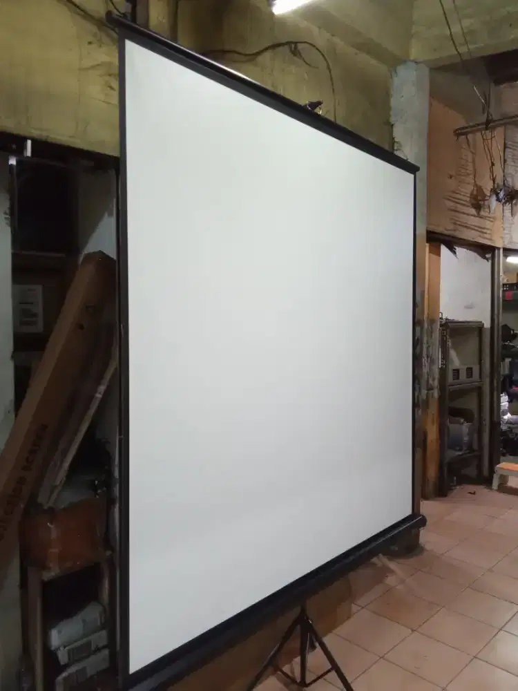 Layar proyektor / screen