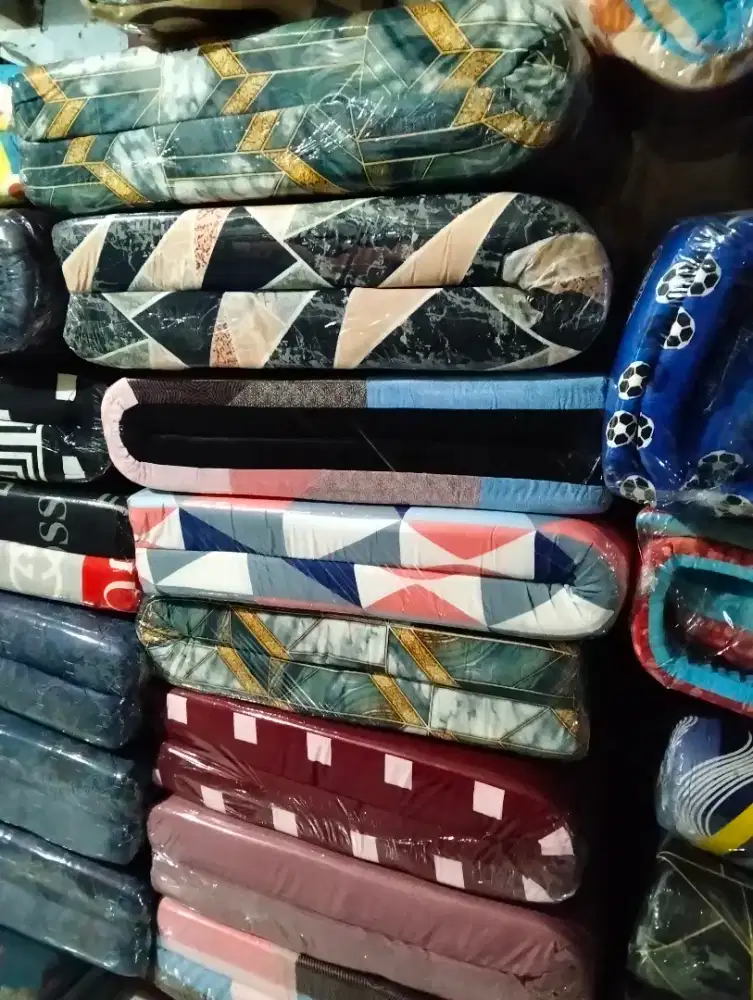 Paking kasur busa di vacum di kempesin