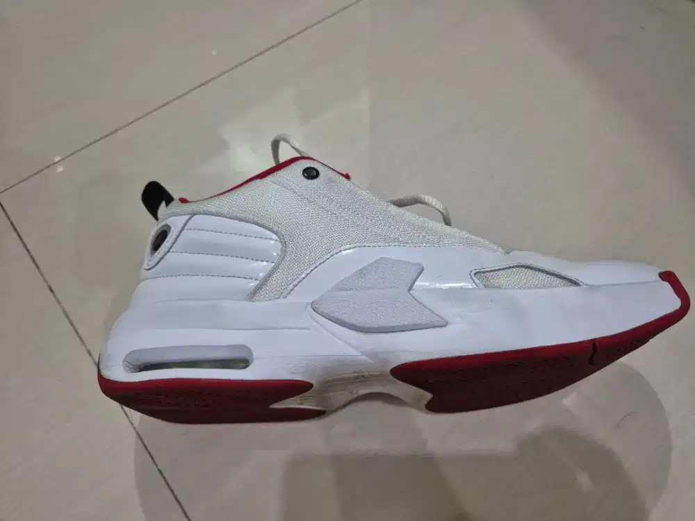 Sepatu BASKET CASUAL JORDAN MAX AURA UKURAN 44 PUTIH BARU PAKAI 1 BLN