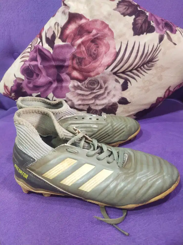 Sepatu bola anak Adidas predator size 35