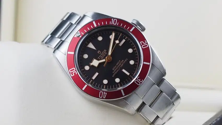 TUDOR BLACK BAY RED BURGUNDY BEZEL AUTOMATIC INHOUSE MOVEMENT 41MM