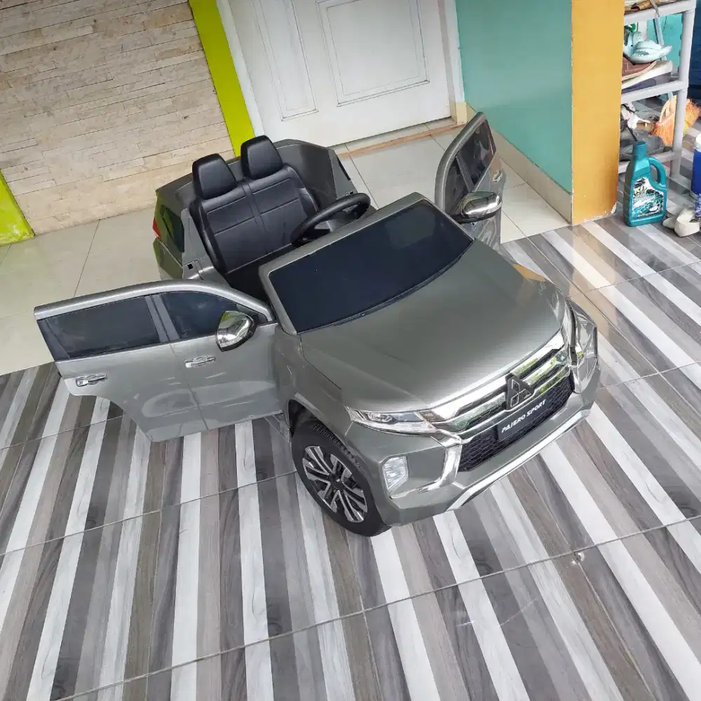 Mainan Mobil Anak/Mobil Aki/Mobil remot/
Mobil Pajero - Abu Abu(Grey)
