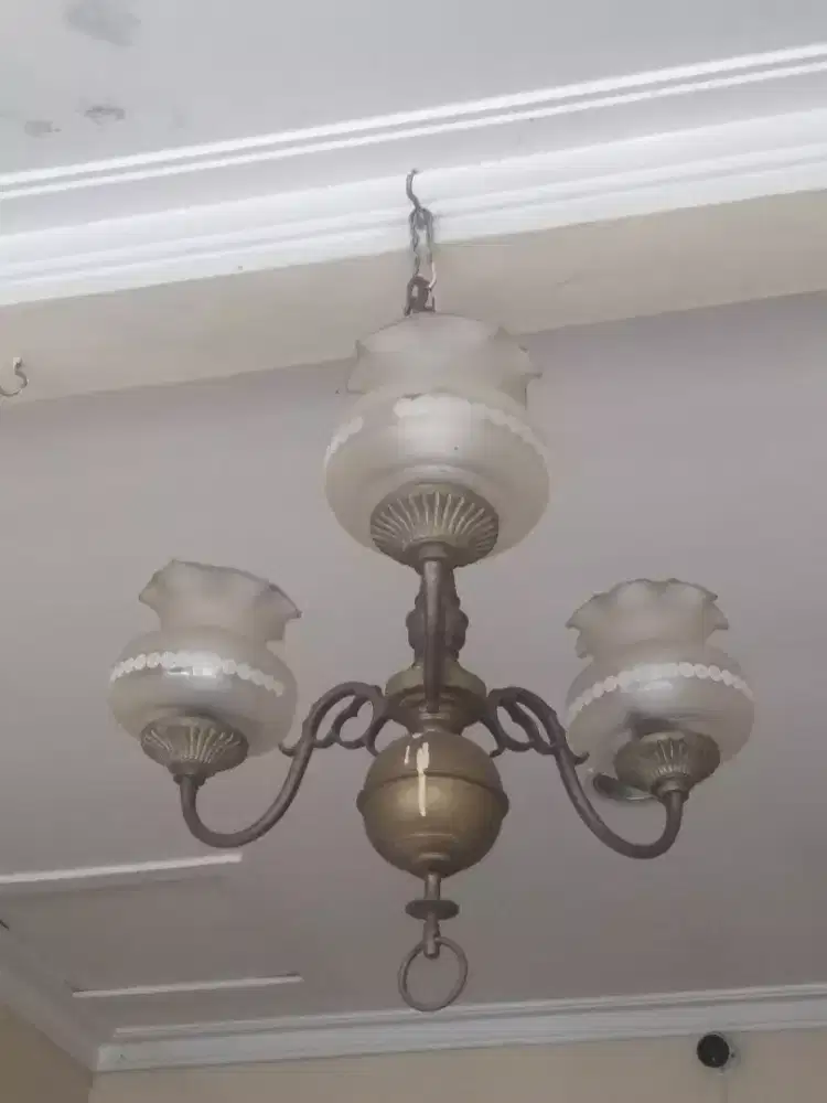 Lampu gantung kuningan