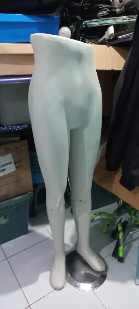 Manekin kaki setengah badan