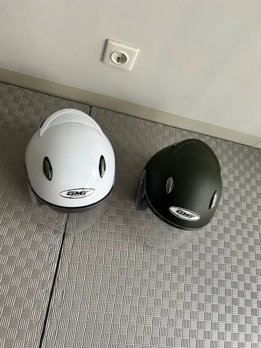 helm gmt putih dan hijau army