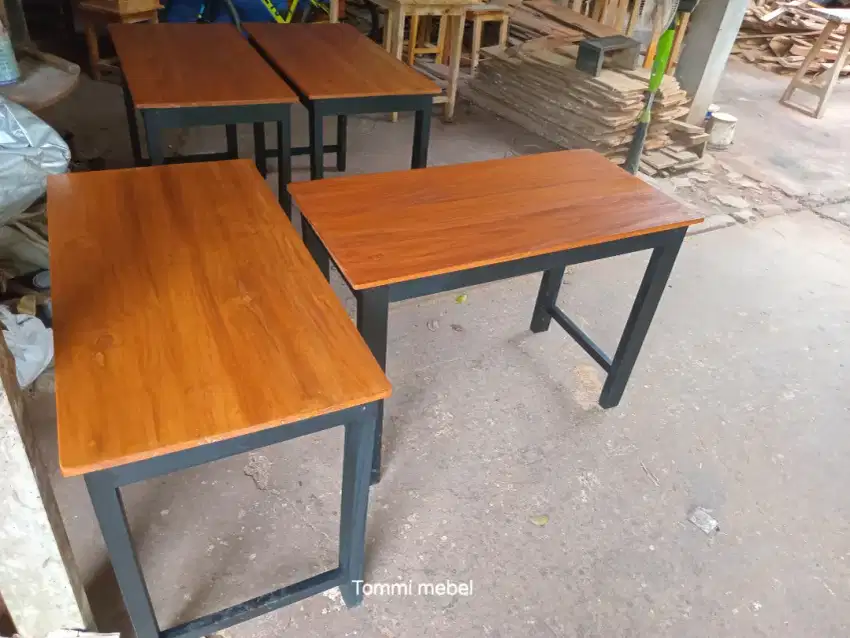 Meja kayu serbaguna