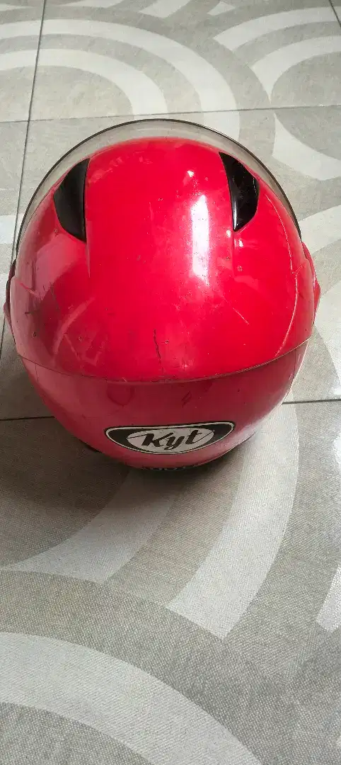 Jual helm KYT warna merah ukuran M masih bagus