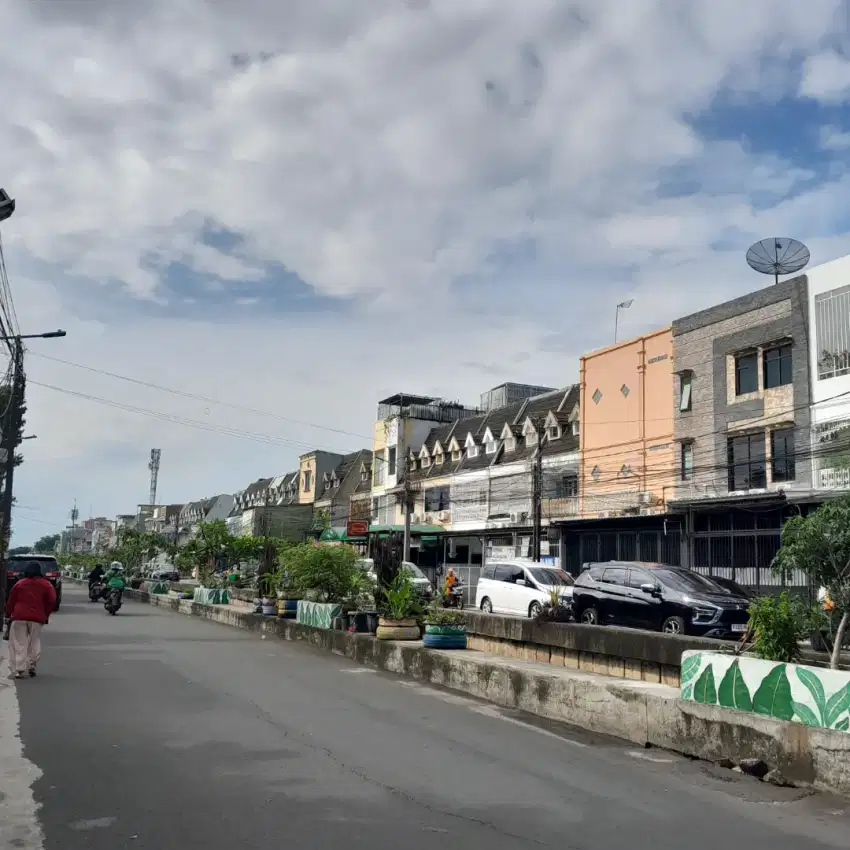 Dijual Rumah Usaha Taman Ratu Hadap Barat Hadap Sungai