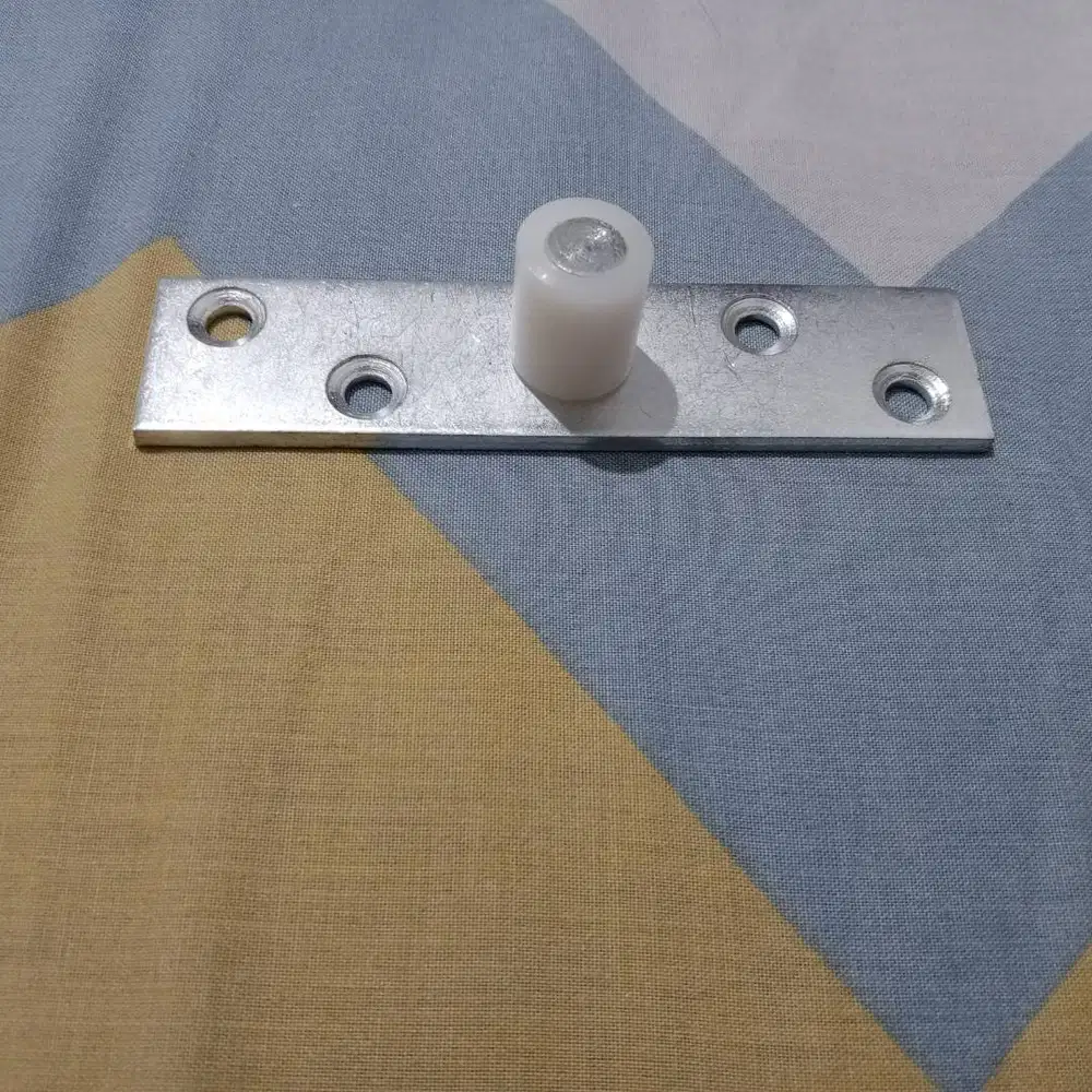 Roda untuk jepit pintu geser