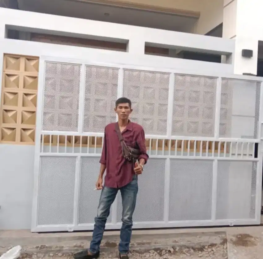 Pagar rumah plat lubang