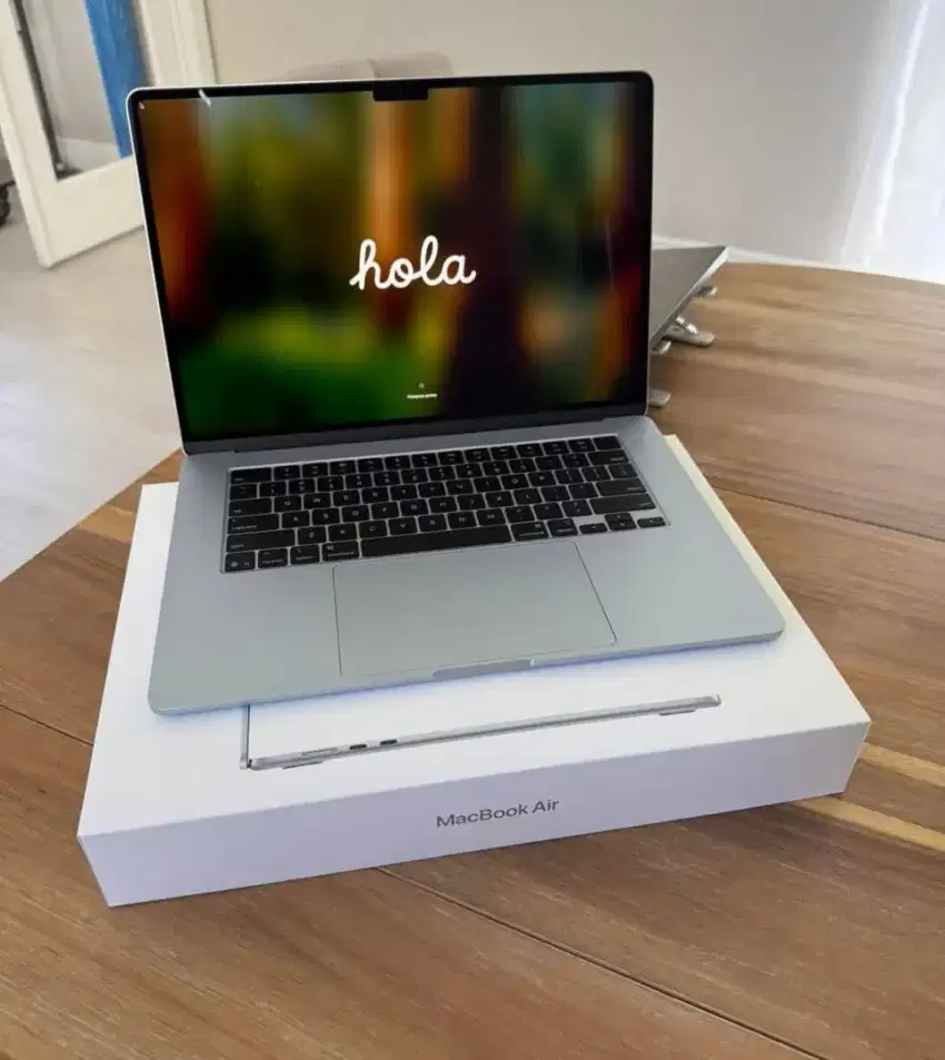 MacBook Air (13.6 inci, M4, 2025) Warna Sky Blue Terbaru