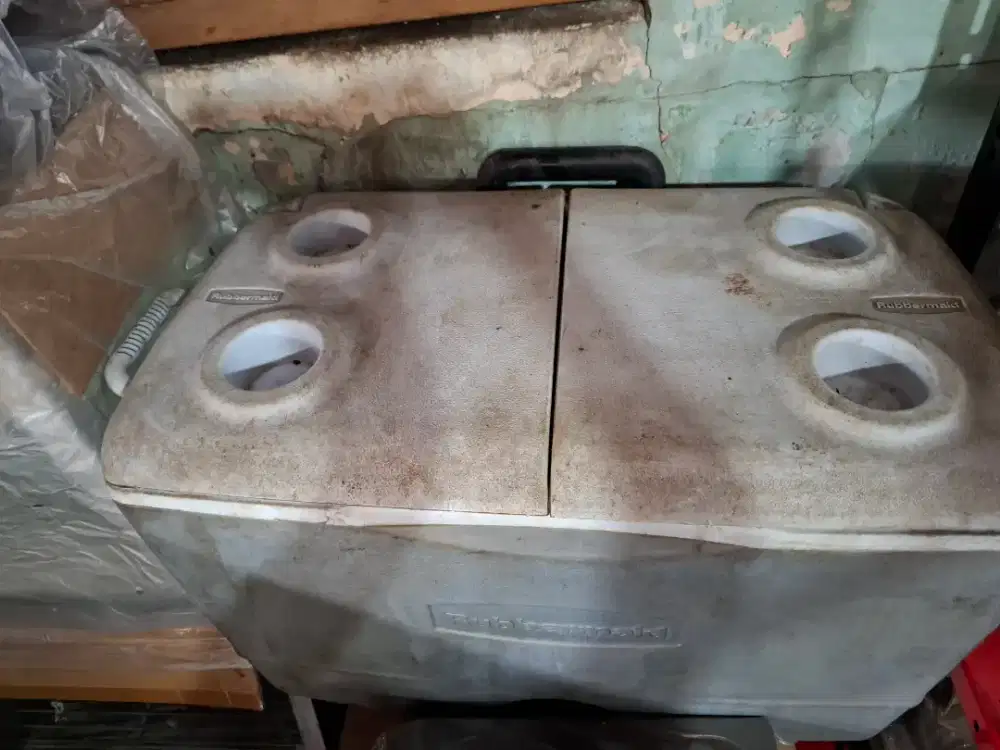 Cooler roda + handle merk Rubbermaid