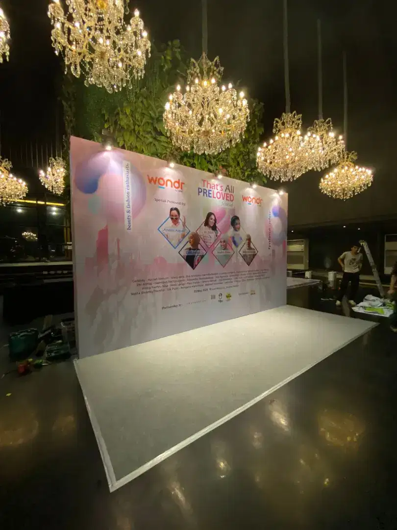 Pemasangan backdrop event