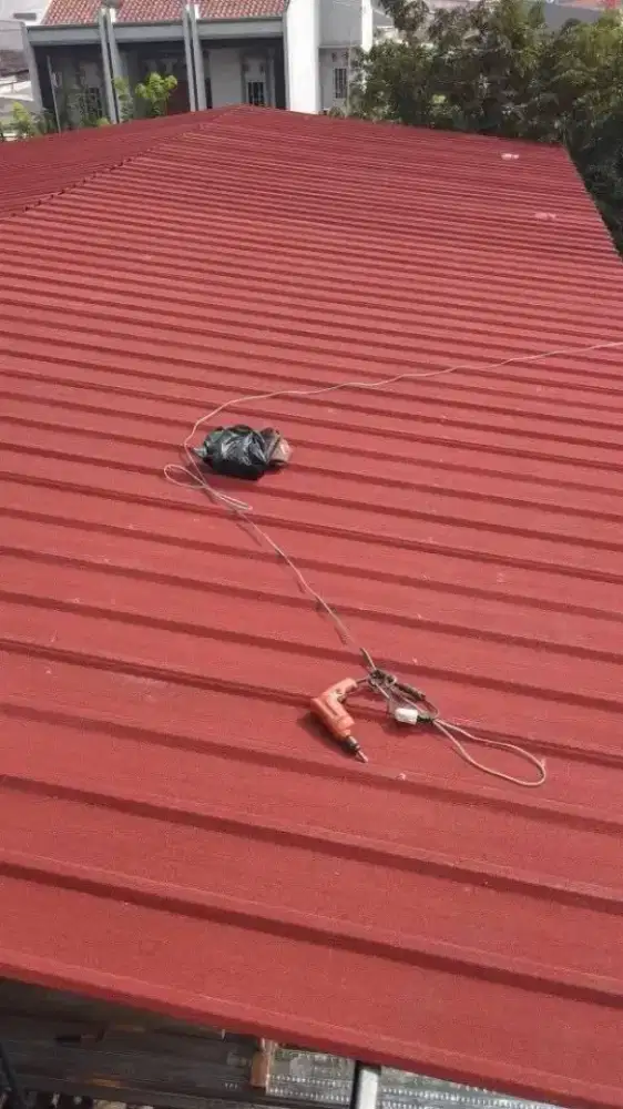 Baja ringan spandek pasir terpasang rapi