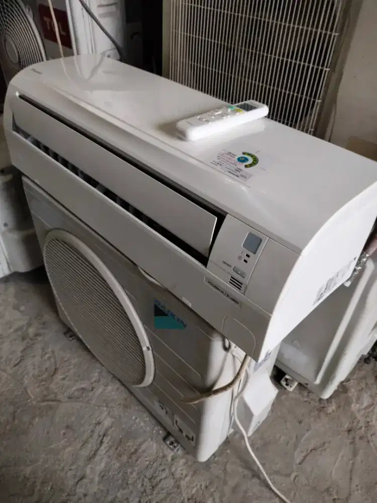 Penampung AC bekas dan rusak