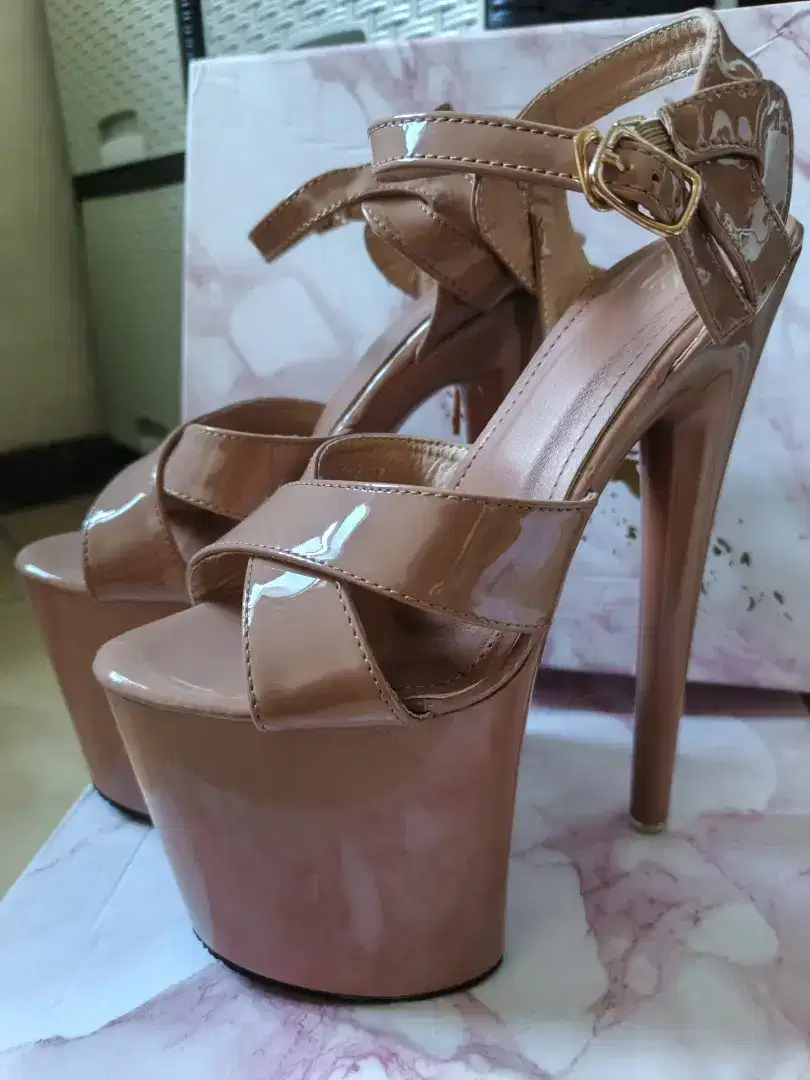Dijual sepatu heels, tinggi haknya 20cm masih bagus