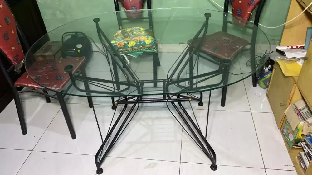 Meja makan kaca oval dan 3 kursi