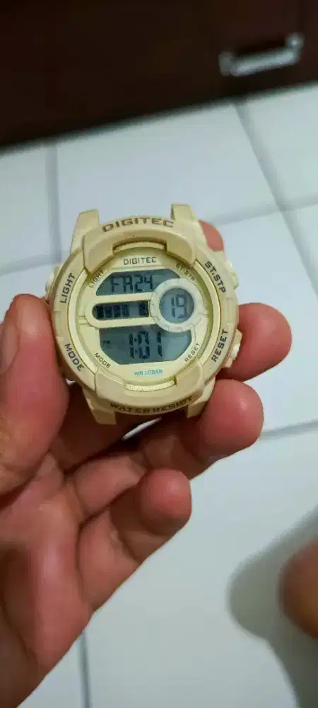 Digitec putih minus strap