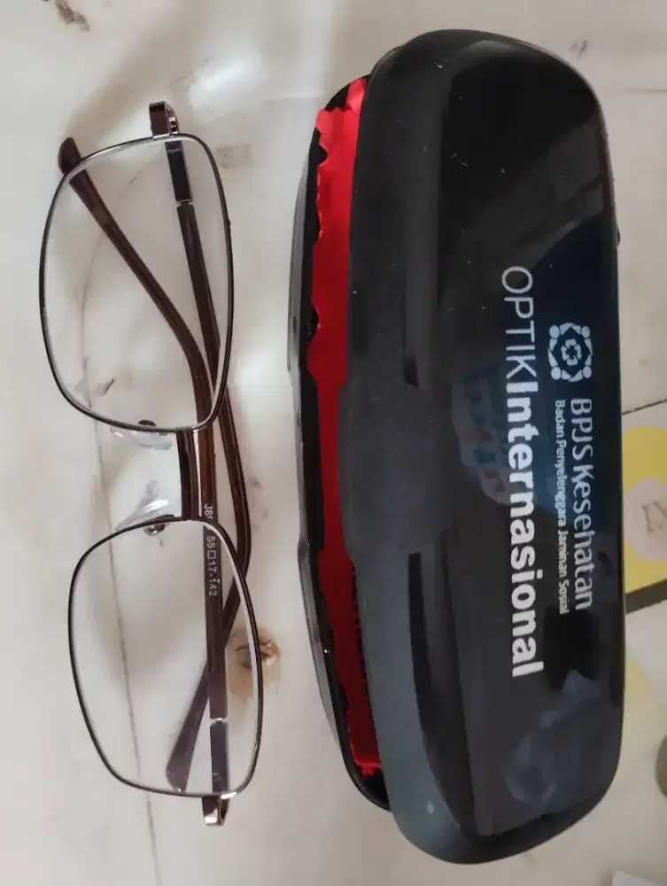 Kacamata baca ukuran 250 atau 275.