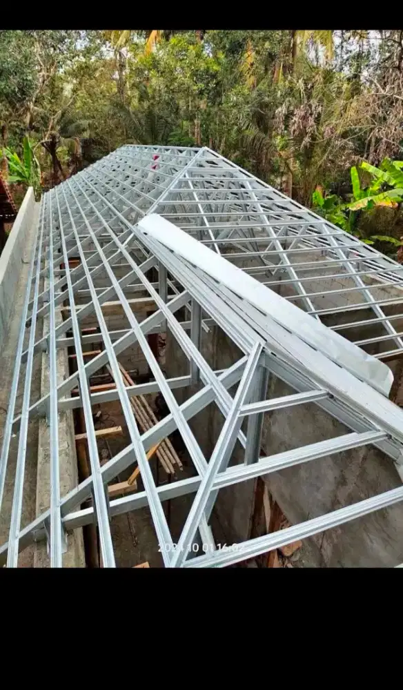 Rangka atap baja ringan terpasang dan plafon PVC