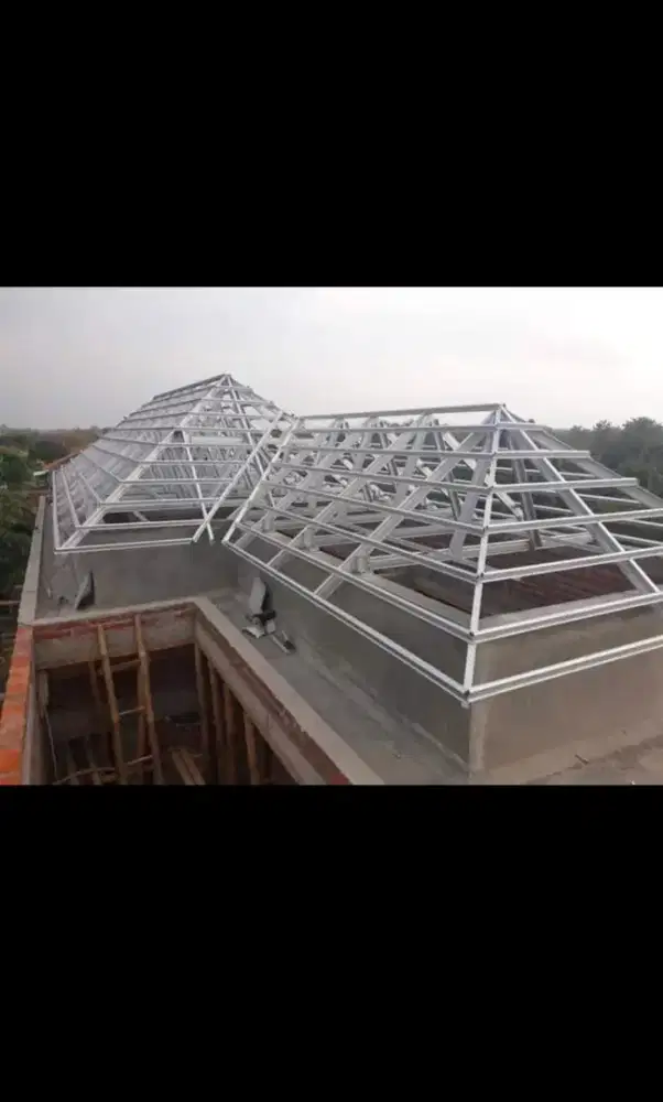 Rangka atap baja ringan terpasang dan renovasi rumah