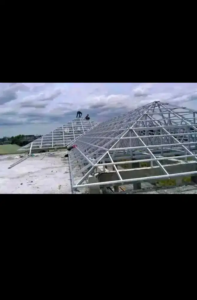 Rangka atap baja ringan terpasang dan plafon PVC