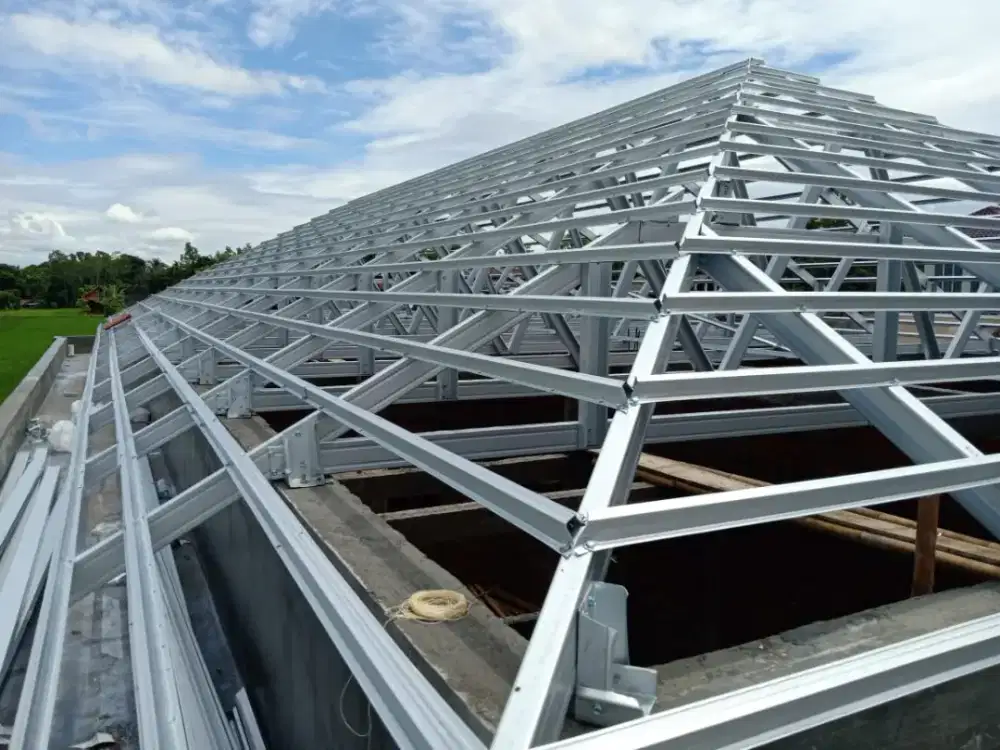 Rangka atap baja ringan terpasang dan renovasi rumah