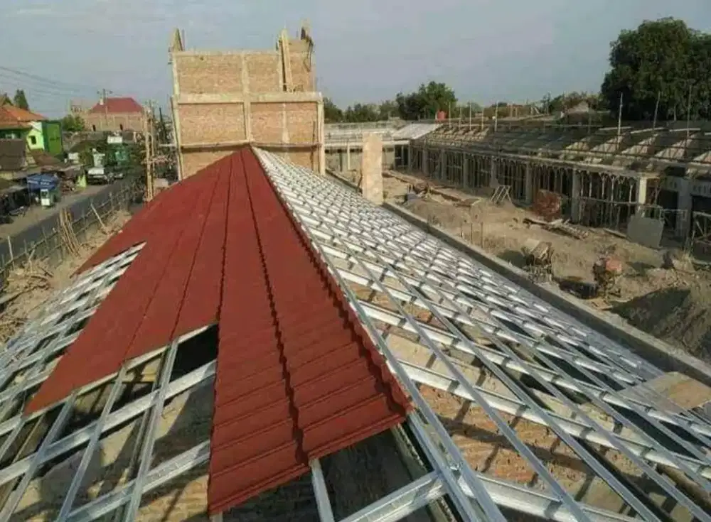 Rangka atap baja ringan terpasang dan plafon PVC