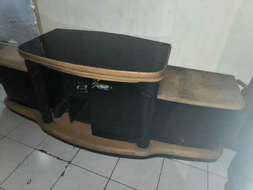 Meja TV ada lemari bawahnya