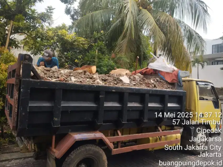 Buang puing sampah dan urugan