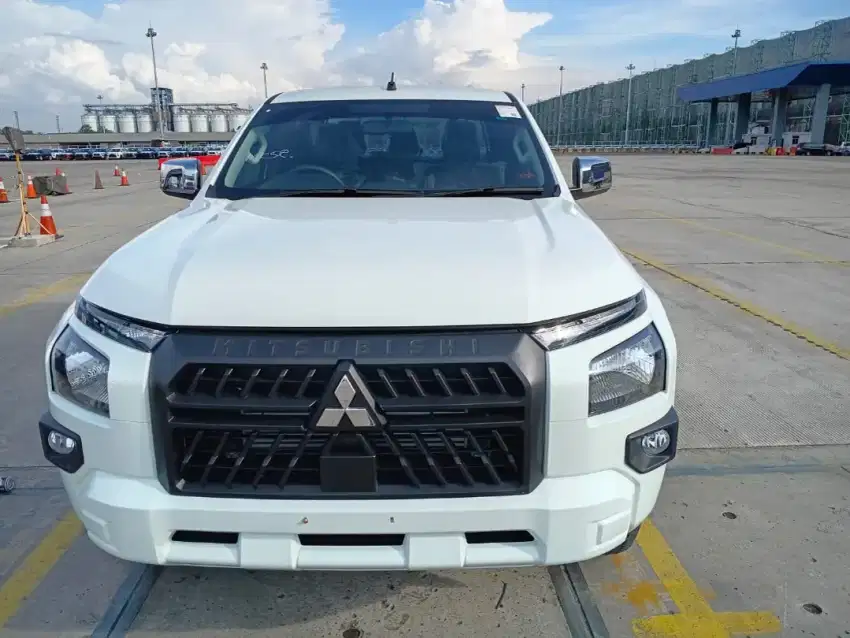 Triton D.Cabin Gls 4x4 wrn putih 2025