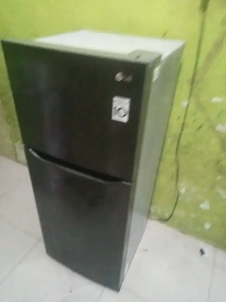 Menerima kulkas rusak, AC, mesin cuci, dll