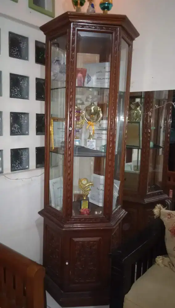 Lemari hiasan ruang tamu