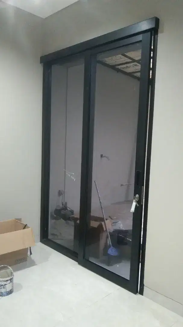 Pintu sliding aluminium hitam