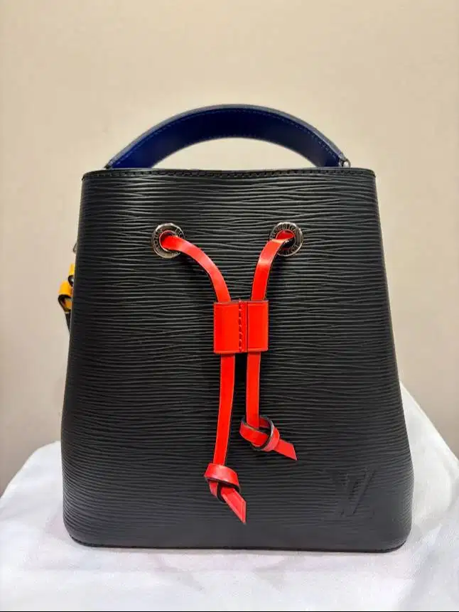 Louis Vuitton Epi Neonoe Bucket Bag 100% Original.